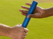 棋牌游戏-赛道上的破晓者，米切尔在F1街道赛之夜证明自己