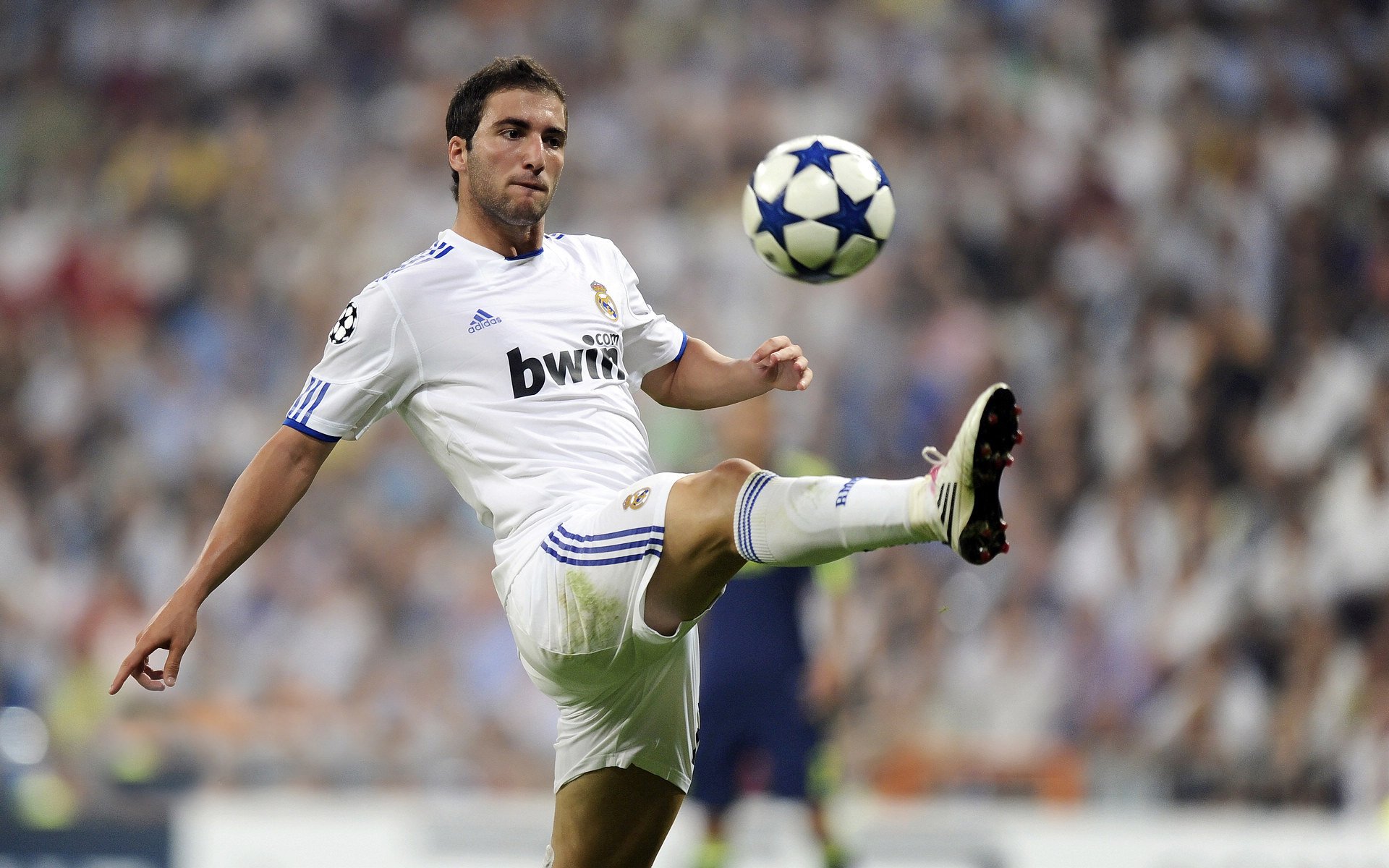 努涅斯一锤定音!哥伦比亚强压马赛,年度焦点之战尽显王者风范